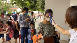 Học sinh mầm non và tiểu học ở Hà Nội trong ngày đầu trở lại trường