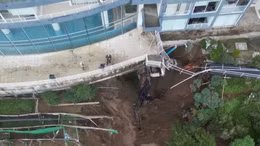 Video tòa nhà tại Chile trực chờ đổ sụp do mưa lớn, lở đất