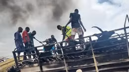 Xe bồn chở xăng đối đầu xe tải gây tai nạn nghiêm trọng tại Nigeria