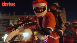 Ông già Noel lan tỏa không khí lễ hội cuối năm