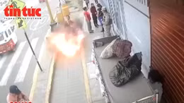 Hộp điện ngầm bất ngờ nổ tung trên vỉa hè Peru