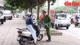 Ra quân xử lý tình trạng đi ngược chiều trên đường Dương Đình Nghệ (Hà Nội)