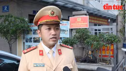 Cảnh sát giao thông xử phạt người đi bộ vi phạm luật giao thông