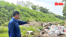 'Núi rác lộ thiên' mới dưới chân Vành đai 2 và ven bờ sông Tô Lịch