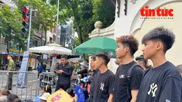 Người dân tập trung từ sáng gần Nhà tang lễ, chờ vào viếng Tổng Bí thư Nguyễn Phú Trọng