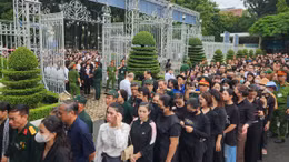 Dòng người xếp hàng dài chờ đến lượt viếng Tổng Bí thư Nguyễn Phú Trọng tại TP Hồ Chí Minh