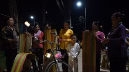 Người dân tái hiện cảnh mua bán tại "chợ ma" Định Yên