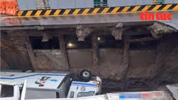 Hố tử thần ‘nuốt trọn' 2 ô tô tải tại Busan, Hàn Quốc