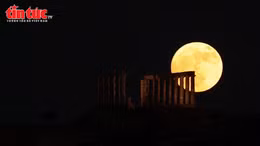 Siêu Trăng Dâu tây khiến đền Poseidon ngàn năm tuổi ở Hy Lạp thêm huyền ảo 