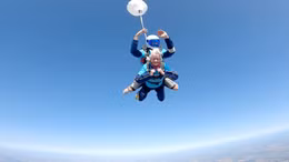 Cụ già 102 tuổi nhảy dù từ độ cao hơn 2.100m để kỉ niệm sinh nhật