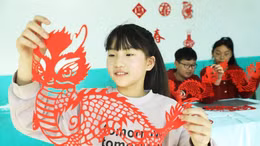 Người dân nhiều nước rộn ràng đón Tết Nguyên đán 2024