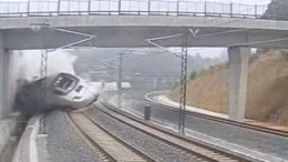 Thời điểm kinh hoàng của vụ tàu trật bánh