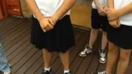 Nam sinh mặc váy đến trường vì... nóng