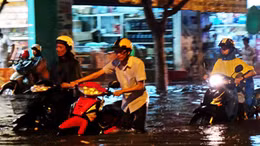 Mưa lớn, hàng ngàn người quay cuồng trong biển nước