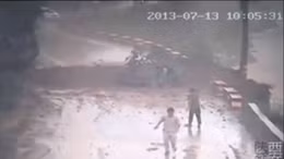 May mắn thoát khỏi ô tô bị đất lở nhấn chìm