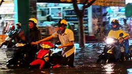 Mưa lớn, hàng ngàn người quay cuồng trong biển nước