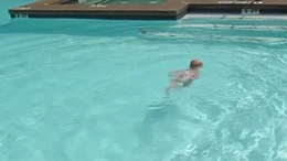 Kinh ngạc bé 16 tháng bơi một hơi hết bể