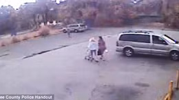 Khoảnh khắc thót tim trong bãi đỗ xe