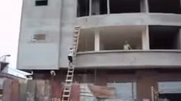 Thợ xây đu dây như...Tarzan