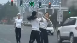 Nữ cảnh sát đánh nhau trên phố