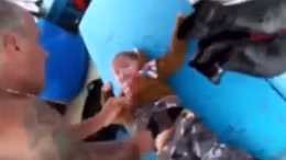 Cứu sống bé trai di cư 18 tháng tuổi trôi dạt trên biển