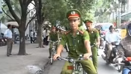 Hình ảnh thân thiện công an Hà Nội tuần tra bằng xe đạp 