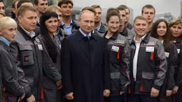 Putin chọc ghẹo vẻ "nghiêm trọng" của công nhân Kalashnikov