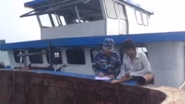 Cảnh sát biển tạm giữ tàu vận chuyển hàng hóa trái phép