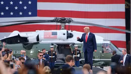 Trực thăng Marine One đưa Tổng thống Trump vào tận sân khấu giao lưu với binh sĩ Mỹ