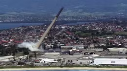 Ống khói cao chọc trời phát nổ