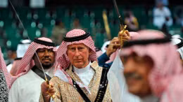 Thái tử Anh múa kiếm tại Trung Đông