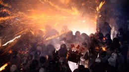 Bất ngờ cảnh pháo hoa bắn vào người dự lễ hội