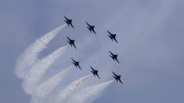 Phi công Nga khoe tài trên bầu trời Singapore