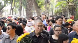 Người dân xếp hàng dài viếng Đại tướng Võ Nguyên Giáp