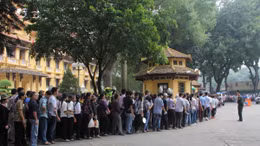 Dòng người, lòng người còn lưu luyến mãi