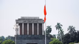 Lễ kéo cờ rủ trên quảng trường Ba Đình