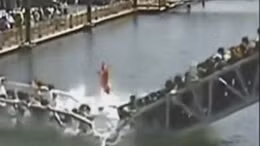 Cầu sập vì 'sức nặng' của du khách Trung Quốc