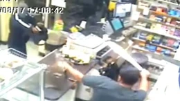 Dũng cảm 'múa kiếm' đuổi cướp có súng