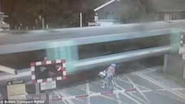 Bị cảnh sát truy lùng sau khi may mắn thoát chết