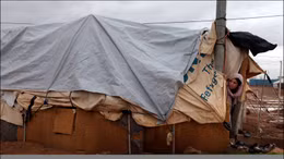 Khó khăn, người Syria xây nhà bằng bùn đất