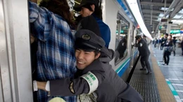 Thảng thốt với cảnh giờ cao điểm ở ga tàu điện ngầm Nhật Bản
