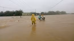 Mưa lũ cuốn trôi hai học sinh ở Bình Định