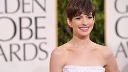 23 bộ váy đẹp nhất 1 thập kỷ thảm đỏ Quả Cầu Vàng 