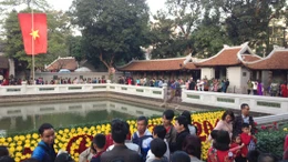 Hàng vạn người thăm Văn Miếu - Quốc Tử Giám những ngày đầu xuân 