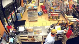 Dùng tay giả súng cướp cửa hàng tiện lợi 7-Eleven