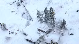 Tuyết lở chôn vùi cả một khách sạn Italy, hàng chục người mắc kẹt