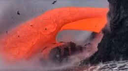 'Vòi nham thạch' cuồn cuộn phun xuống đại dương