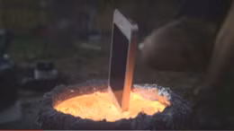 Xem iPhone bùng cháy trong nhôm nóng chảy