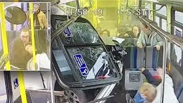 Khoảnh khắc kinh hoàng xe bán tải xé ngang xe buýt New York