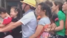 Xe máy 'vô tư' chở 8 người 